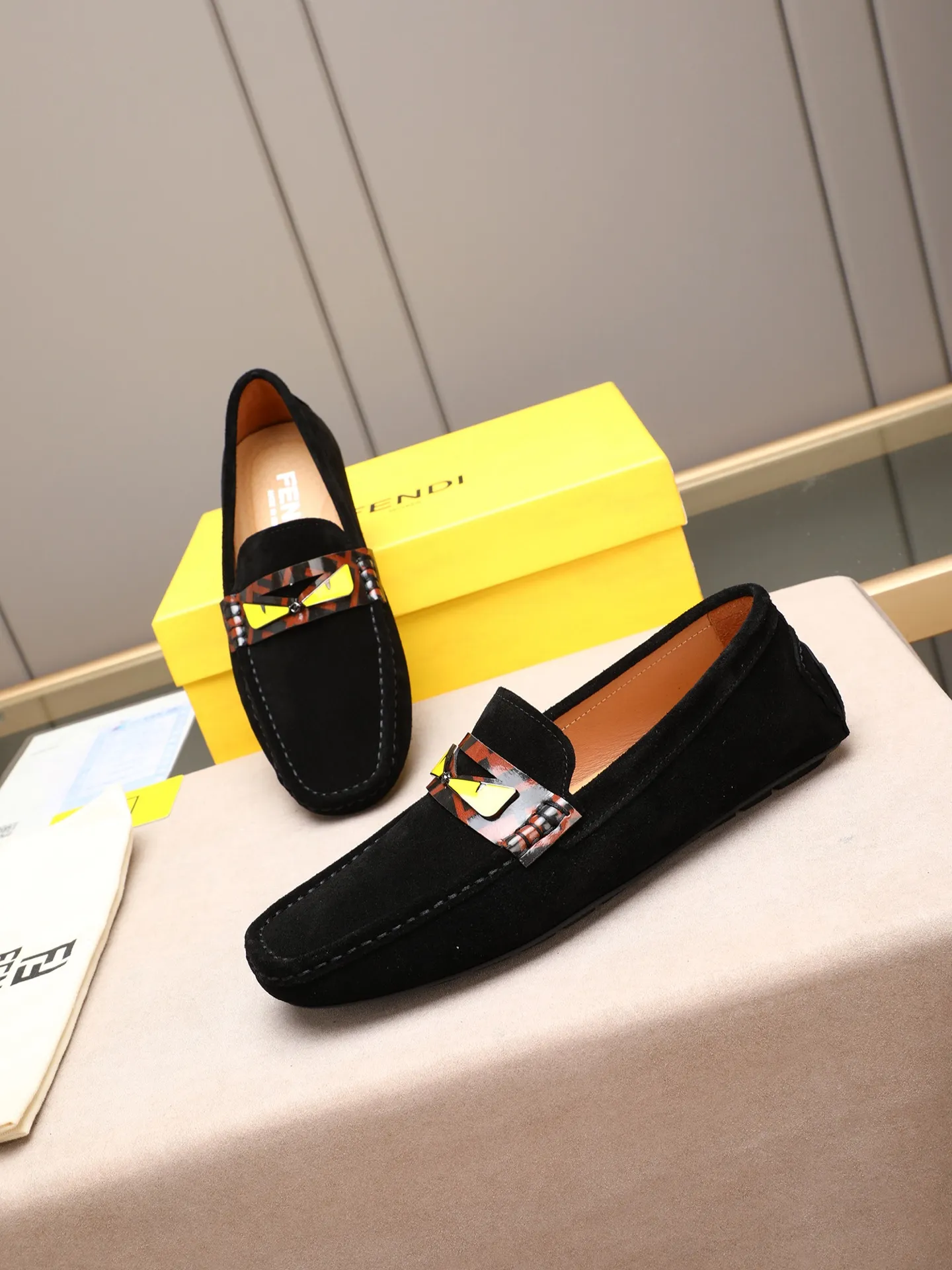 Men's shoes 💰400💰[FENDI] The little monster of Fendi F family, which is popular all over the world, is coming in a big way, the latest color, driving slip-on loafers, avant-garde and versatile fashion men's shoes, bun shoes, bean shoes👌👌👌 Private mold opening, 1:1 reproduction... The upper is made of first-layer cowhide, and the first-layer pigskin lining... is extremely comfortable, fashionable, simple, atmospheric and personalized [color] The side of the shoe is more refined, and the overall effect is handsome [ Turn in a circle][Turn in a circle]💭This hardware monster with eyes is not the popular version on the market🚳🚳Compared with the old model, it is more trendy, eye-catching and more classy🔰This summer, the little monster will subvert the old ideas and share the fashion with you🔱A must-have for fashionistas! Must keep it for yourself! Online outsole, high-end quality workmanship. Color: black, blue, white, red. Matching code: 38-44 (45 46 47 customized) (standard leather shoe size)